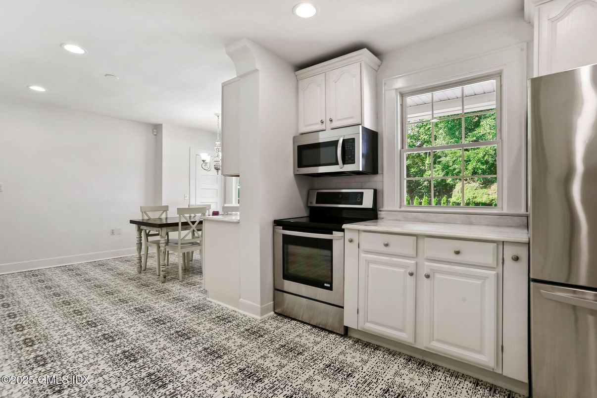 Chandelier, Dining room, Interior, Kitchen, Recessed Lighting, Stainless Steel Appliances