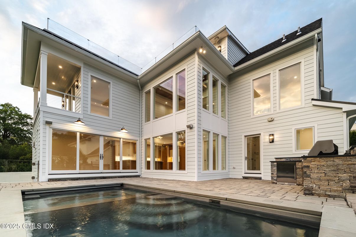 Exterior, Facade, Pool, Rowhouse