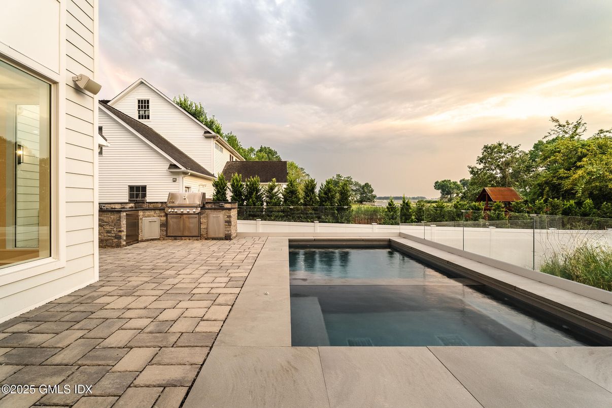 Exterior, Outdoor Kitchen, Pool