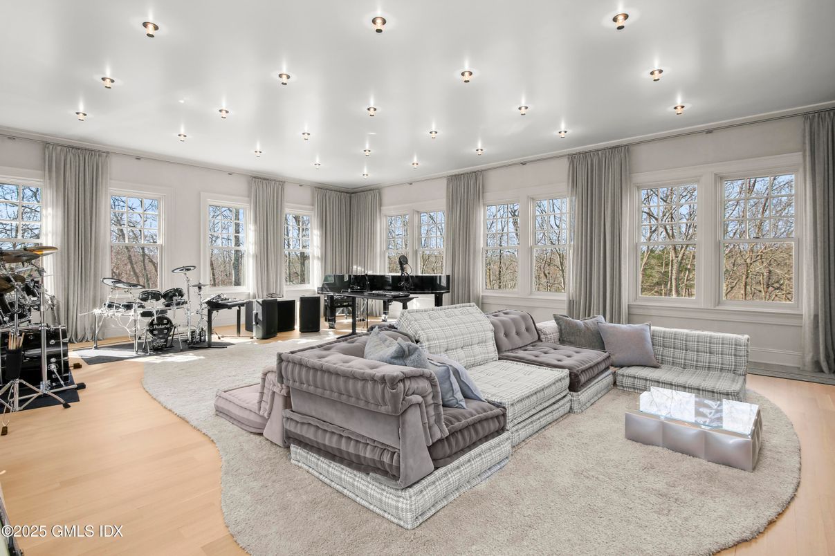 Fitness Equipment, Interior, Living room, Piano, Recessed Lighting, Wood Texture Flooring