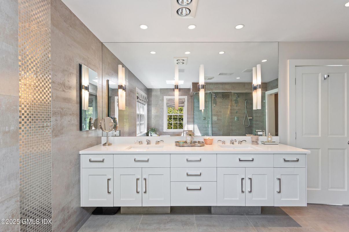 Bathroom, Dual Sink Vanities, Interior, Recessed Lighting
