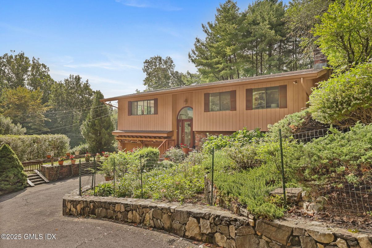 Exterior, Facade, Raised Ranch