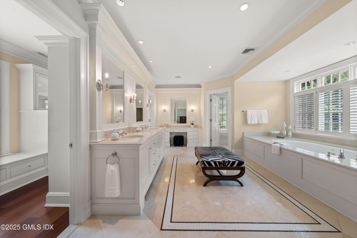 Bathroom, Dual Sink Vanities, Interior, Recessed Lighting