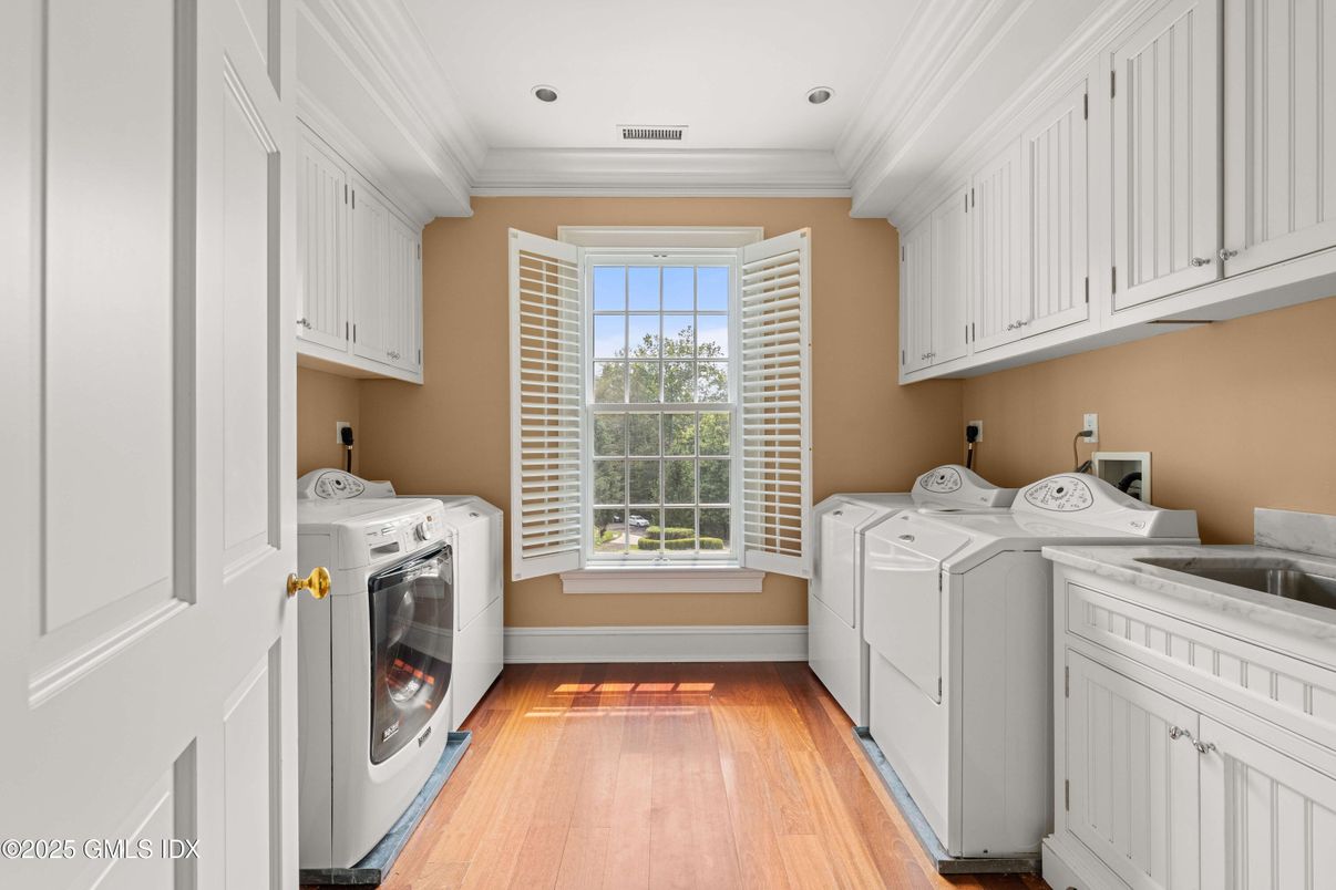 Interior, Recessed Lighting, Washer, Wood Texture Flooring