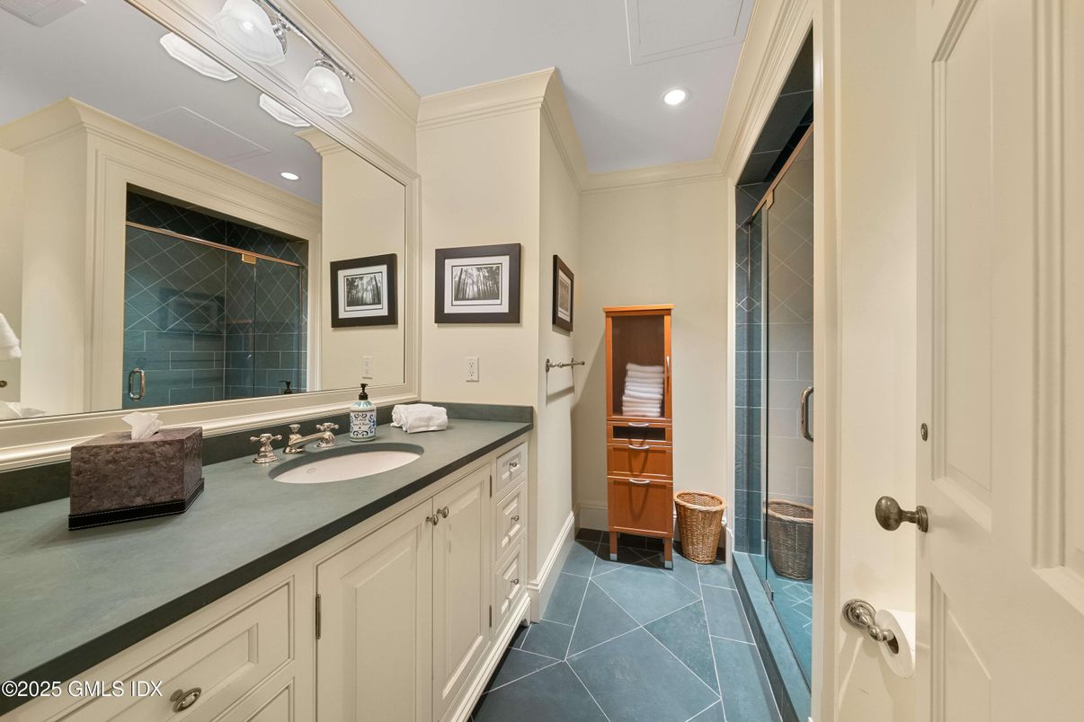 Bathroom, Dual Sink Vanities, Interior, Recessed Lighting