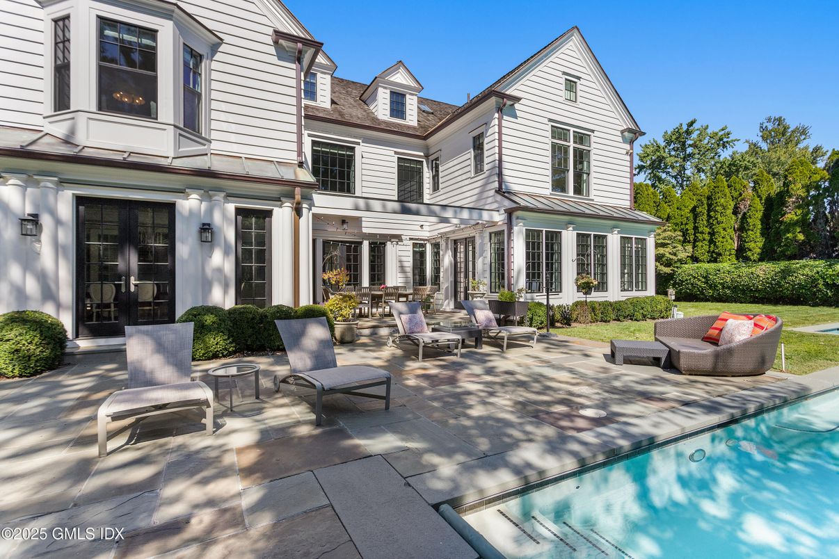 Exterior, Facade, Pool, Farmhouse