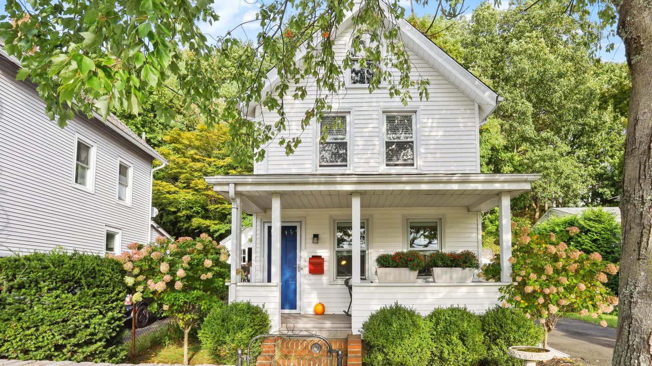 Exterior, Facade, Queen Anne Victorian
