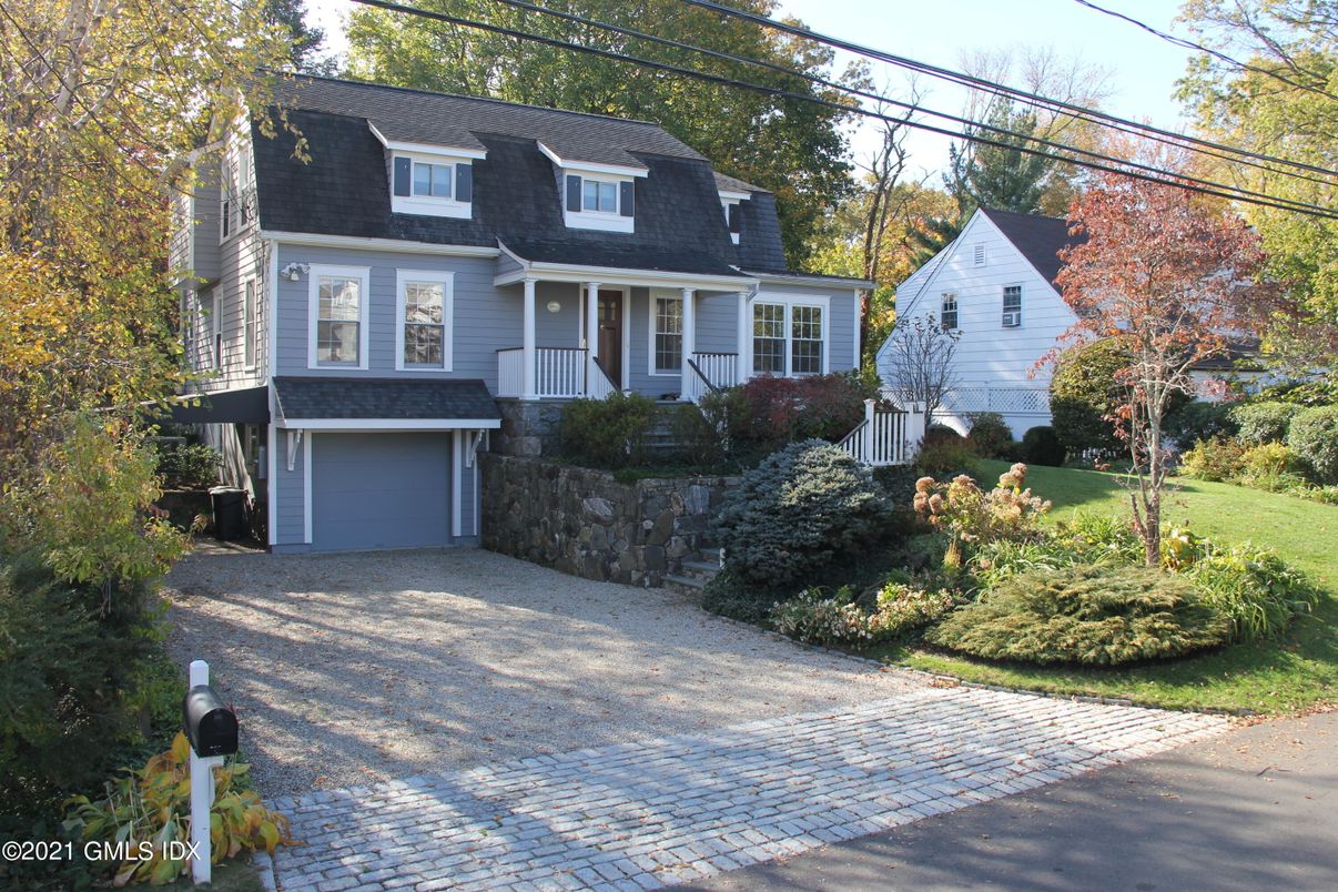 Attached, Exterior, Facade, Queen Anne Victorian