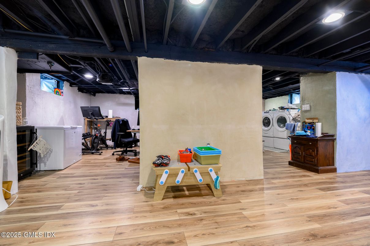 Interior, Recessed Lighting, Washer, Wood Texture Flooring