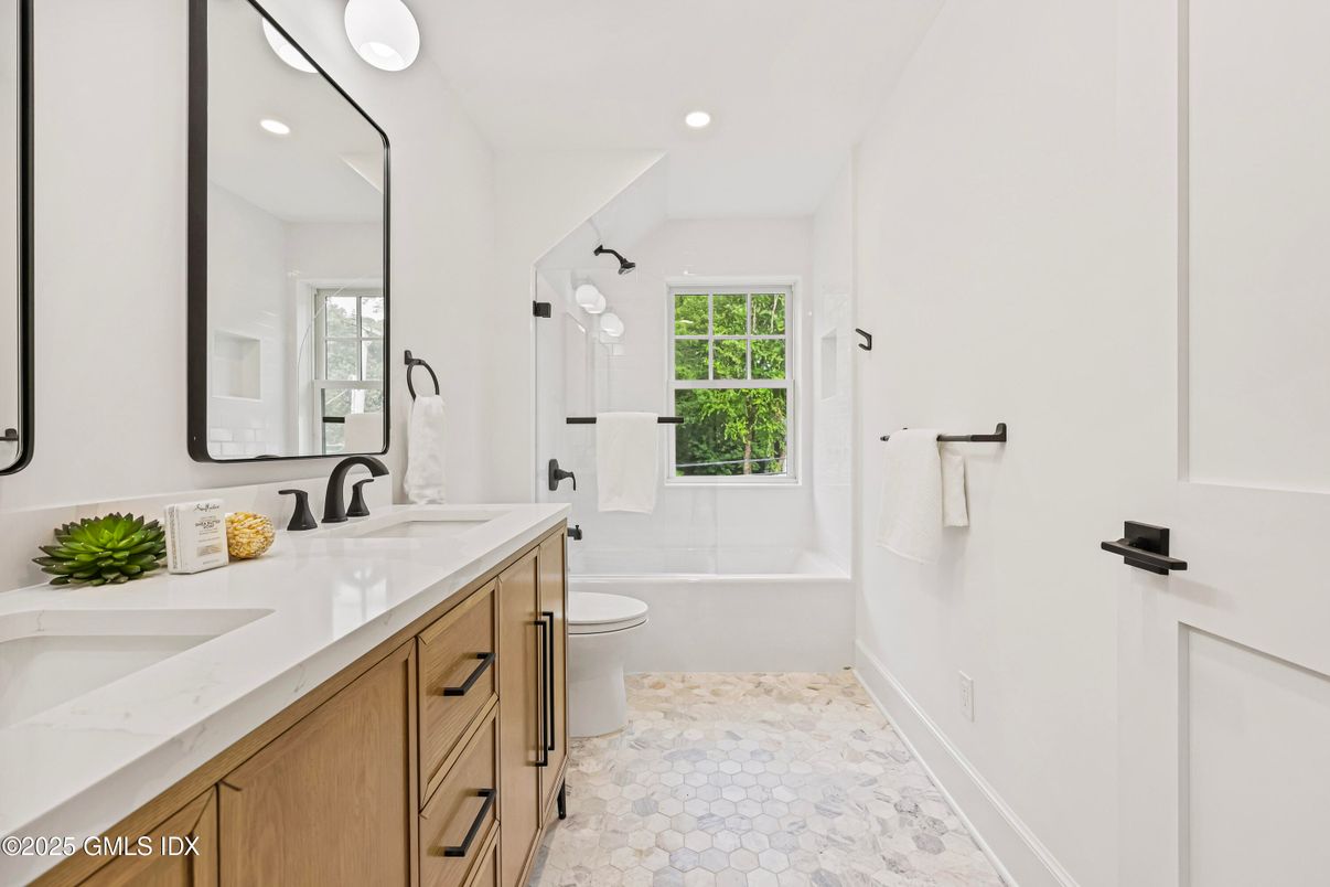 Bathroom, Dual Sink Vanities, Interior, Recessed Lighting