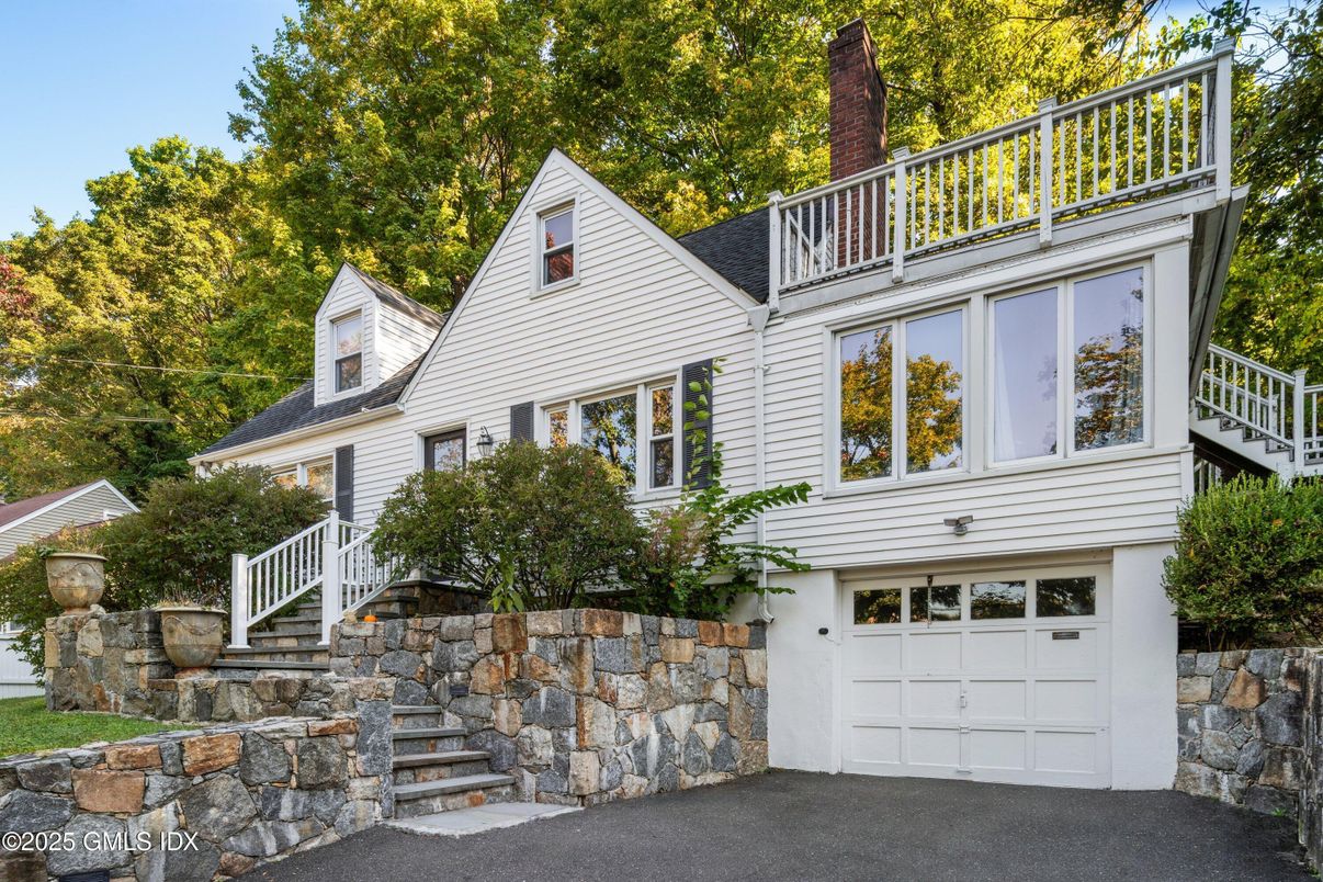 Attached, Exterior, Facade, Queen Anne Victorian