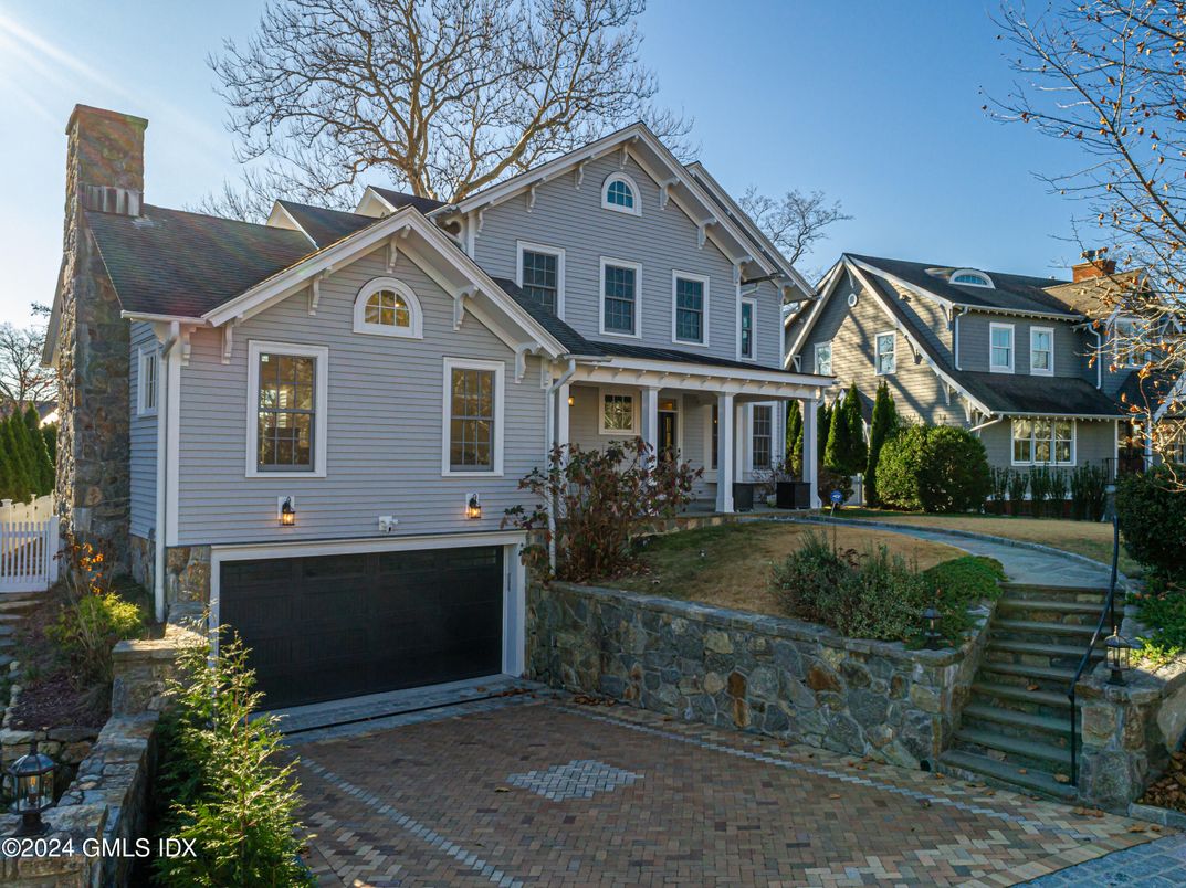 Attached, Exterior, Facade, Queen Anne Victorian