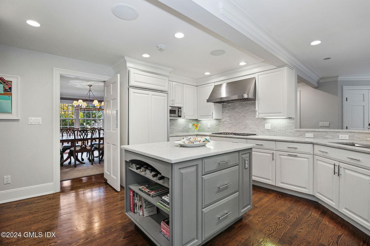Dining room, Interior, Kitchen, Recessed Lighting, Stainless Steel Appliances, Wood Texture Flooring