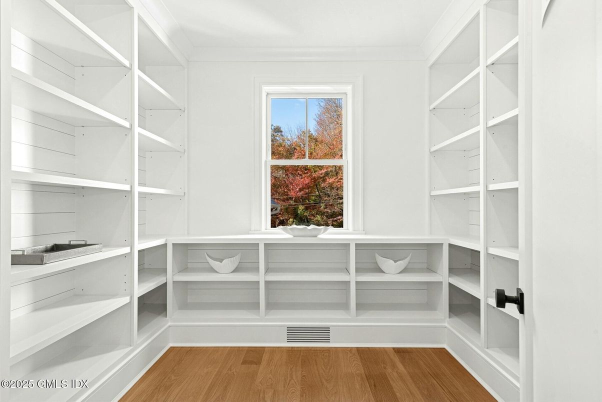 Interior, Walk-in Closets, Wood Texture Flooring