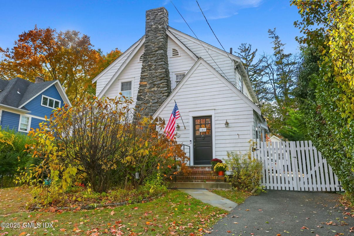 Exterior, Facade, Queen Anne Victorian