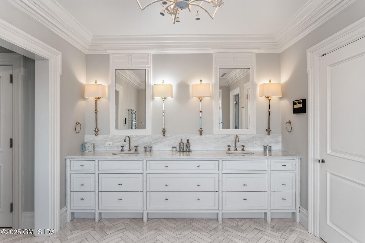 Bathroom, Dual Sink Vanities, Interior