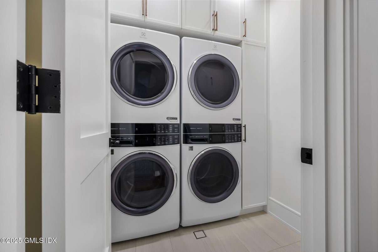 Interior, Utility Closets, Washer, Wood Texture Flooring