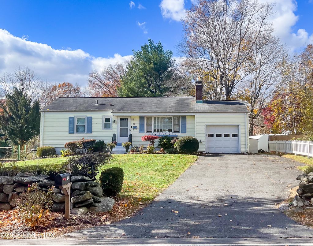 Attached, Exterior, Facade, Cape Cod