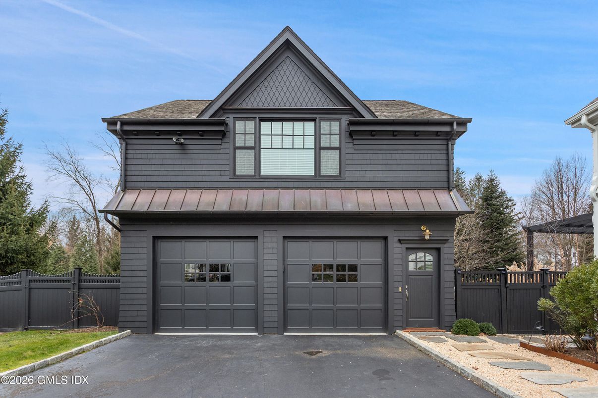 Attached, Exterior, Facade, Queen Anne Victorian