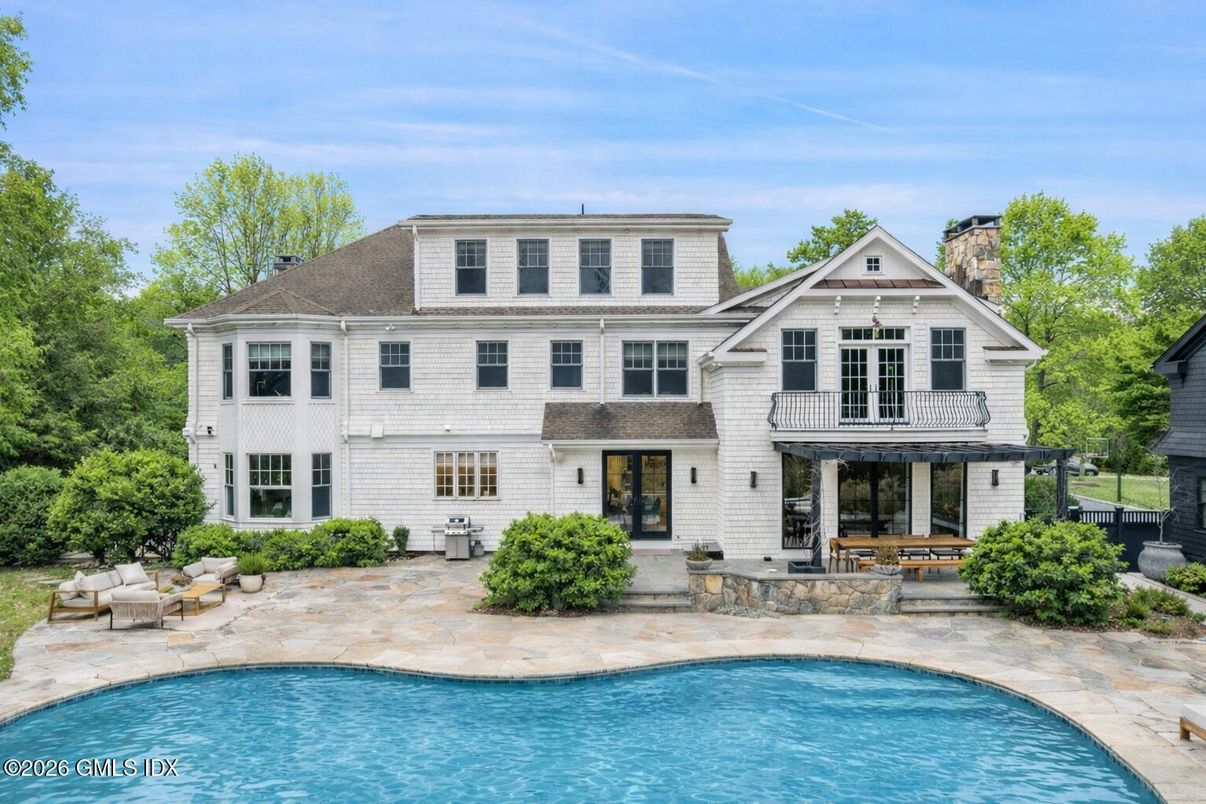 Exterior, Facade, Pool, Farmhouse