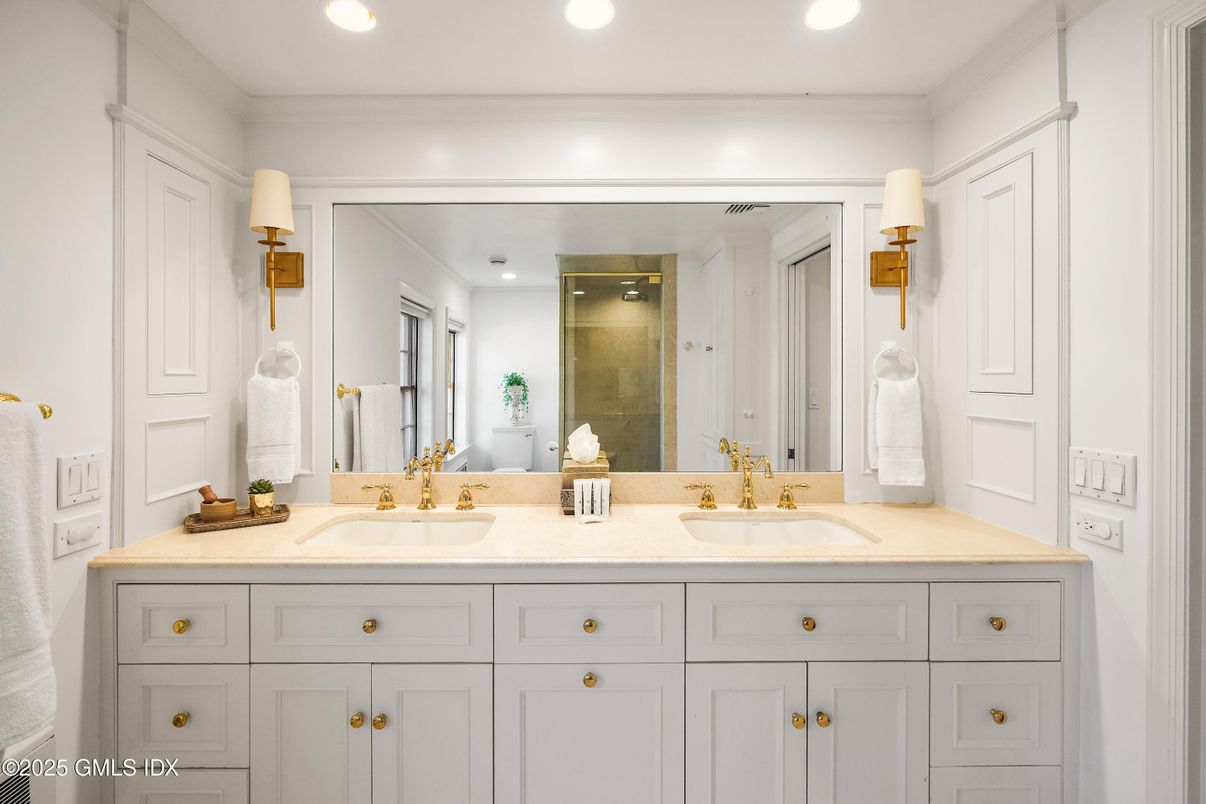 Bathroom, Dual Sink Vanities, Interior, Recessed Lighting