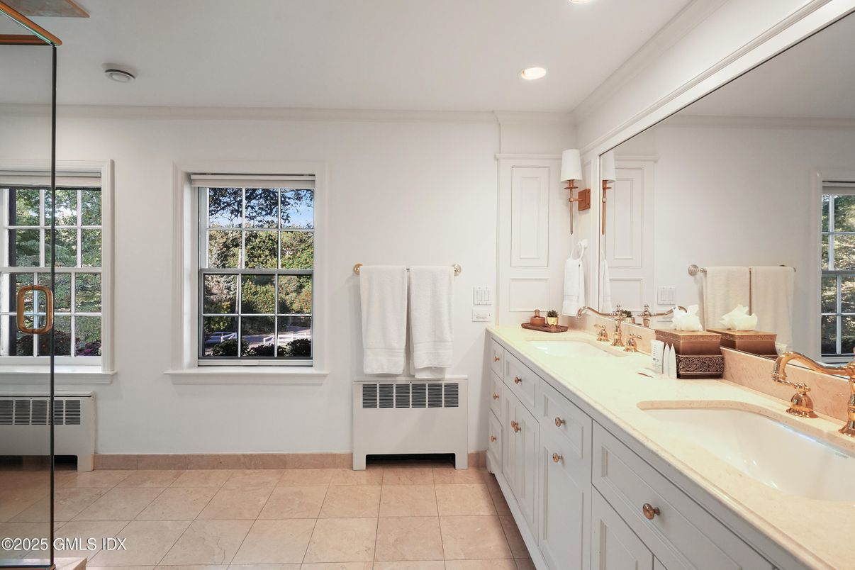 Bathroom, Dual Sink Vanities, Interior, Recessed Lighting