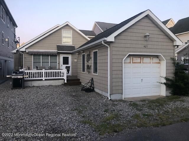 Attached, Exterior, Facade, American Craftsman