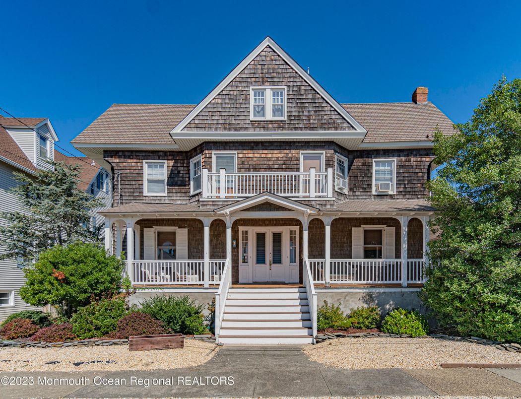 Exterior, Facade, Queen Anne Victorian