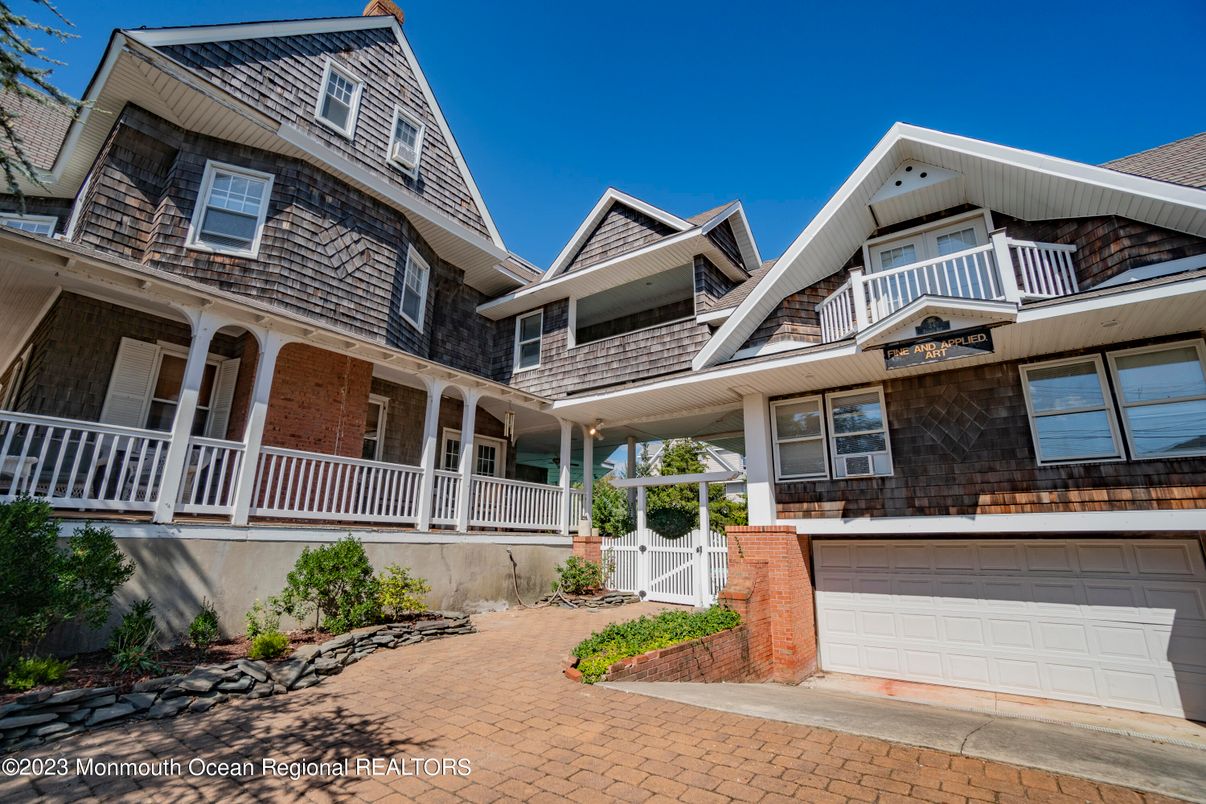 Attached, Exterior, Facade, American Craftsman