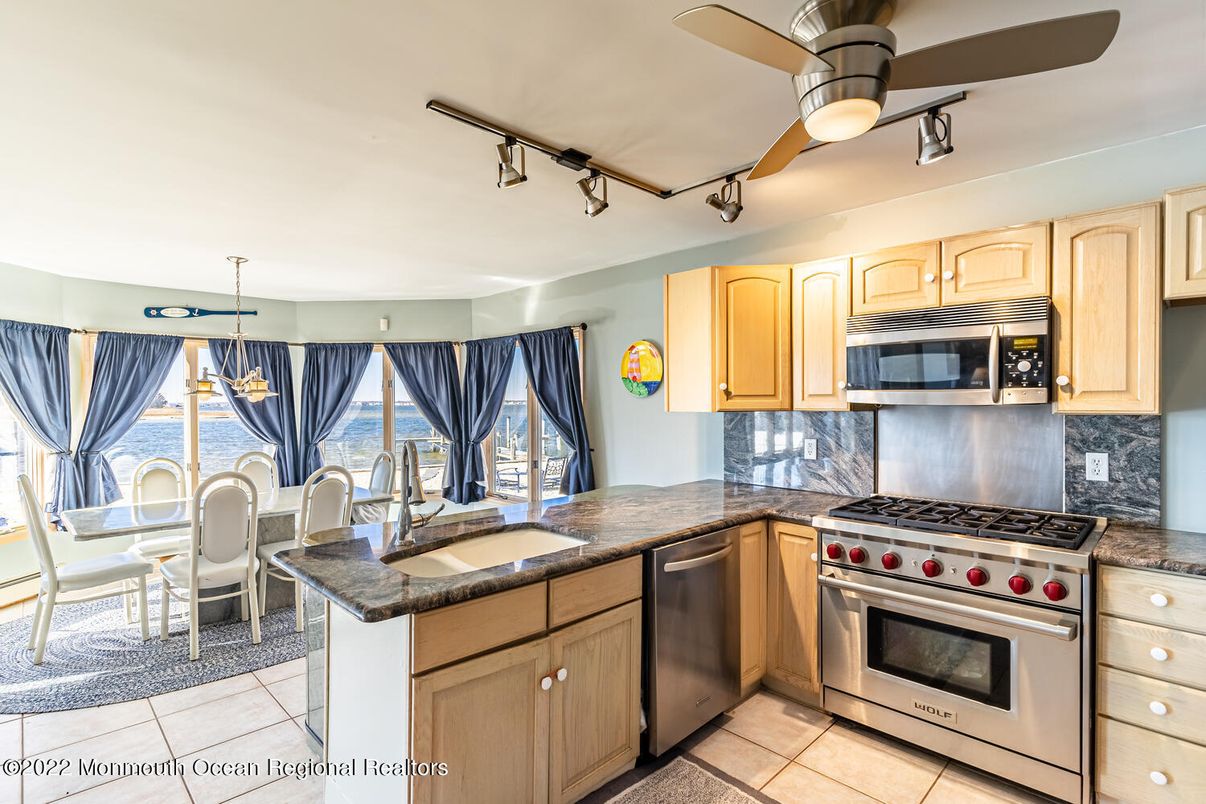 Dining room, Interior, Kitchen, Stainless Steel Appliances, Water