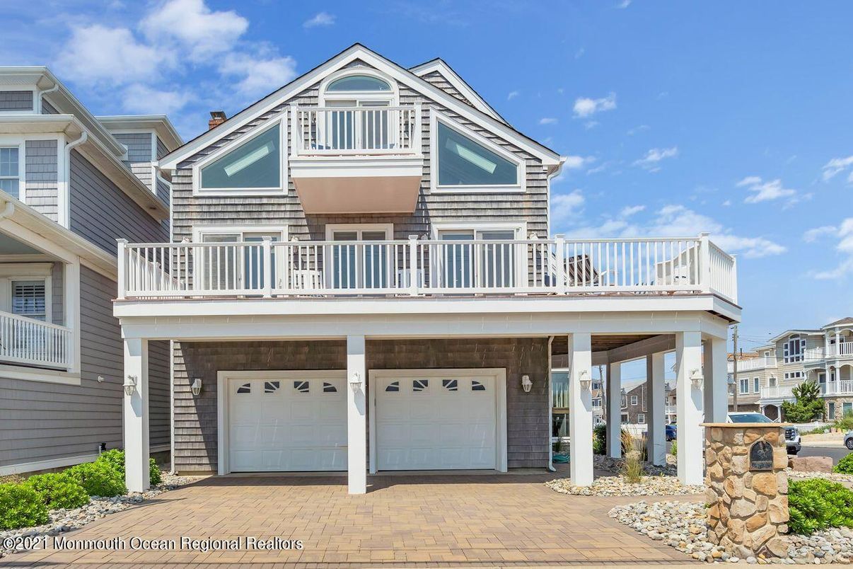 Attached, Exterior, Facade, Queen Anne Victorian