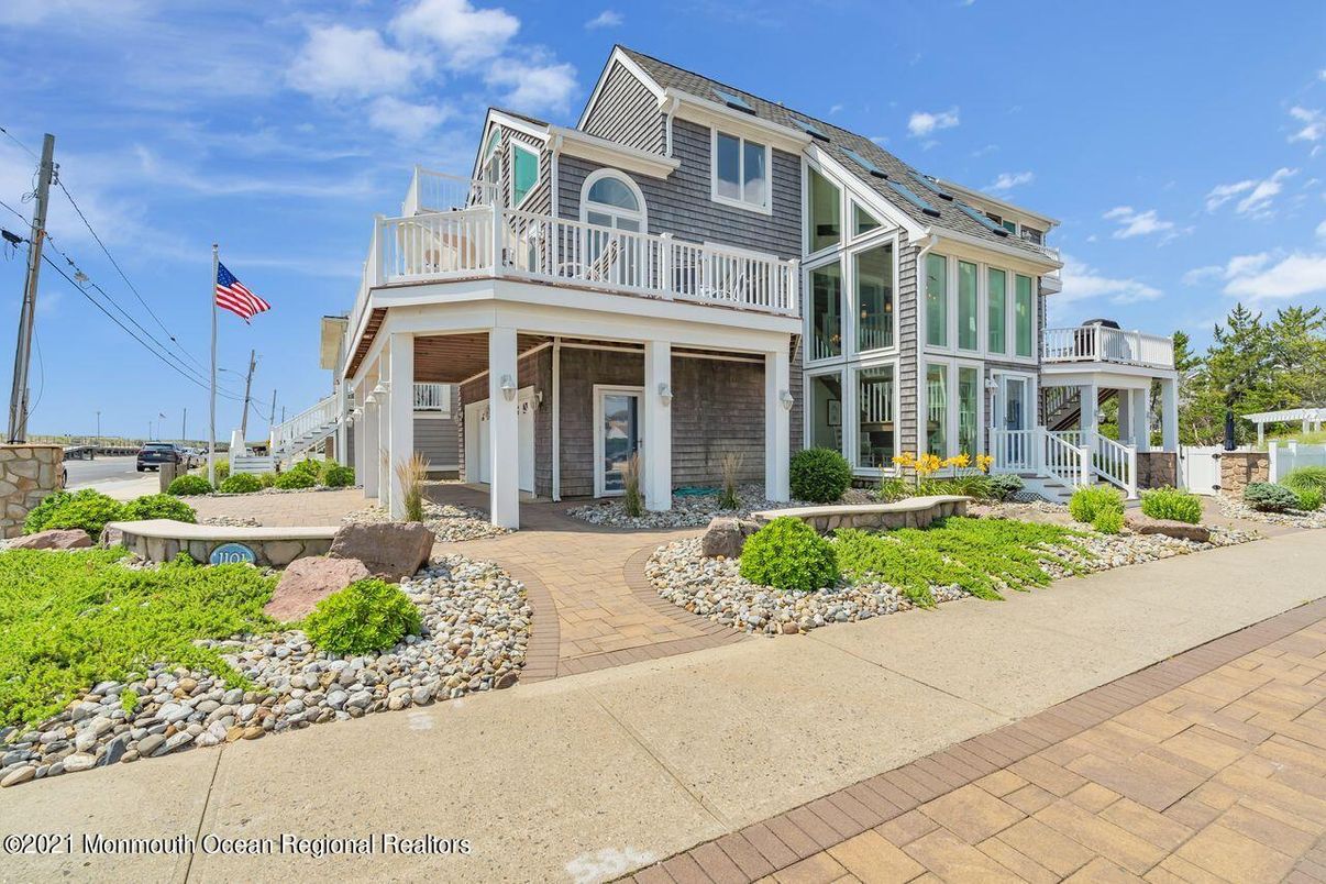 Exterior, Facade, Queen Anne Victorian
