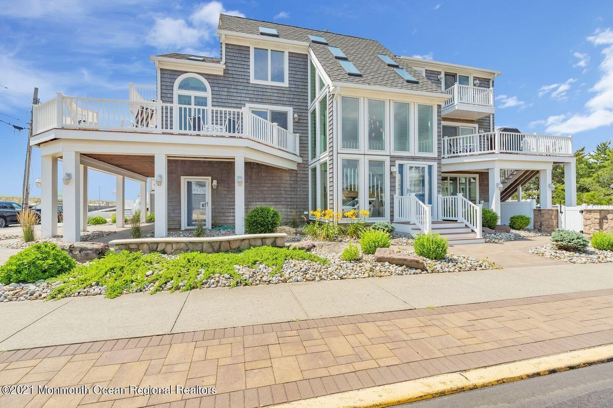 Exterior, Facade, Rowhouse