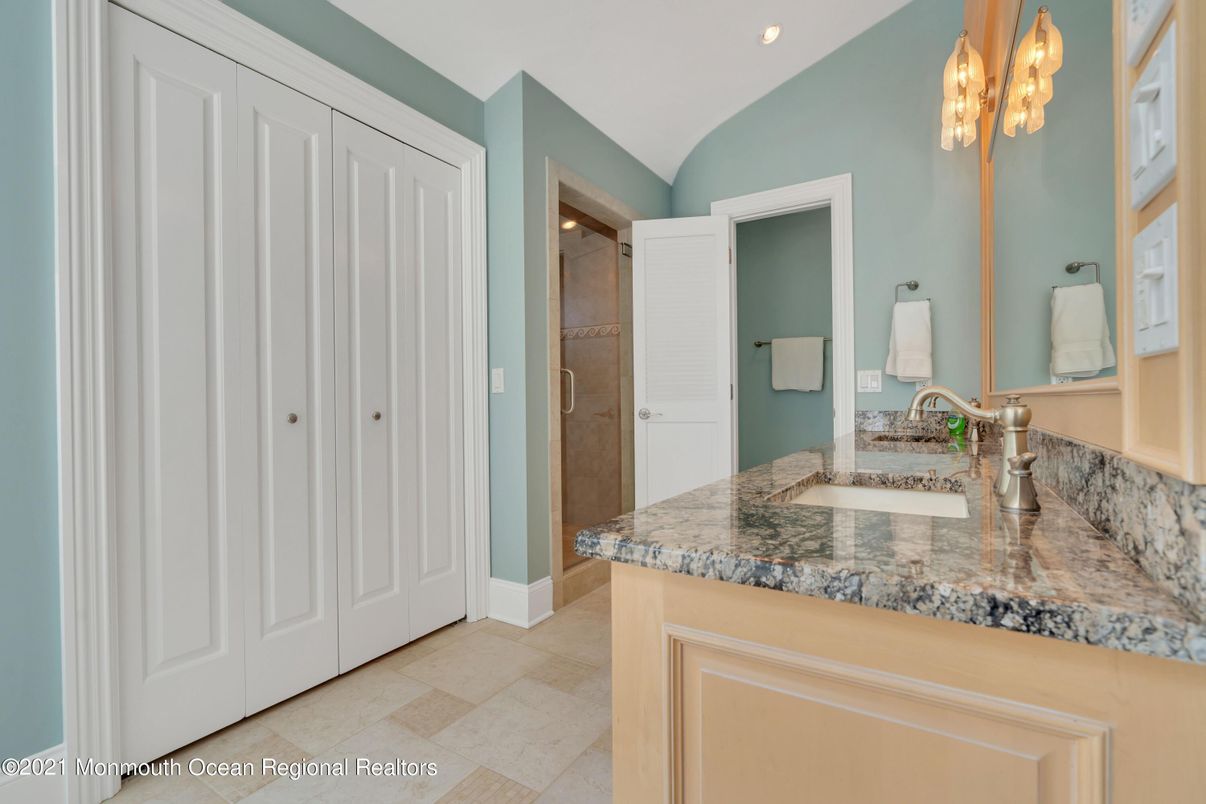Bathroom, Dual Sink Vanities, Interior, Recessed Lighting