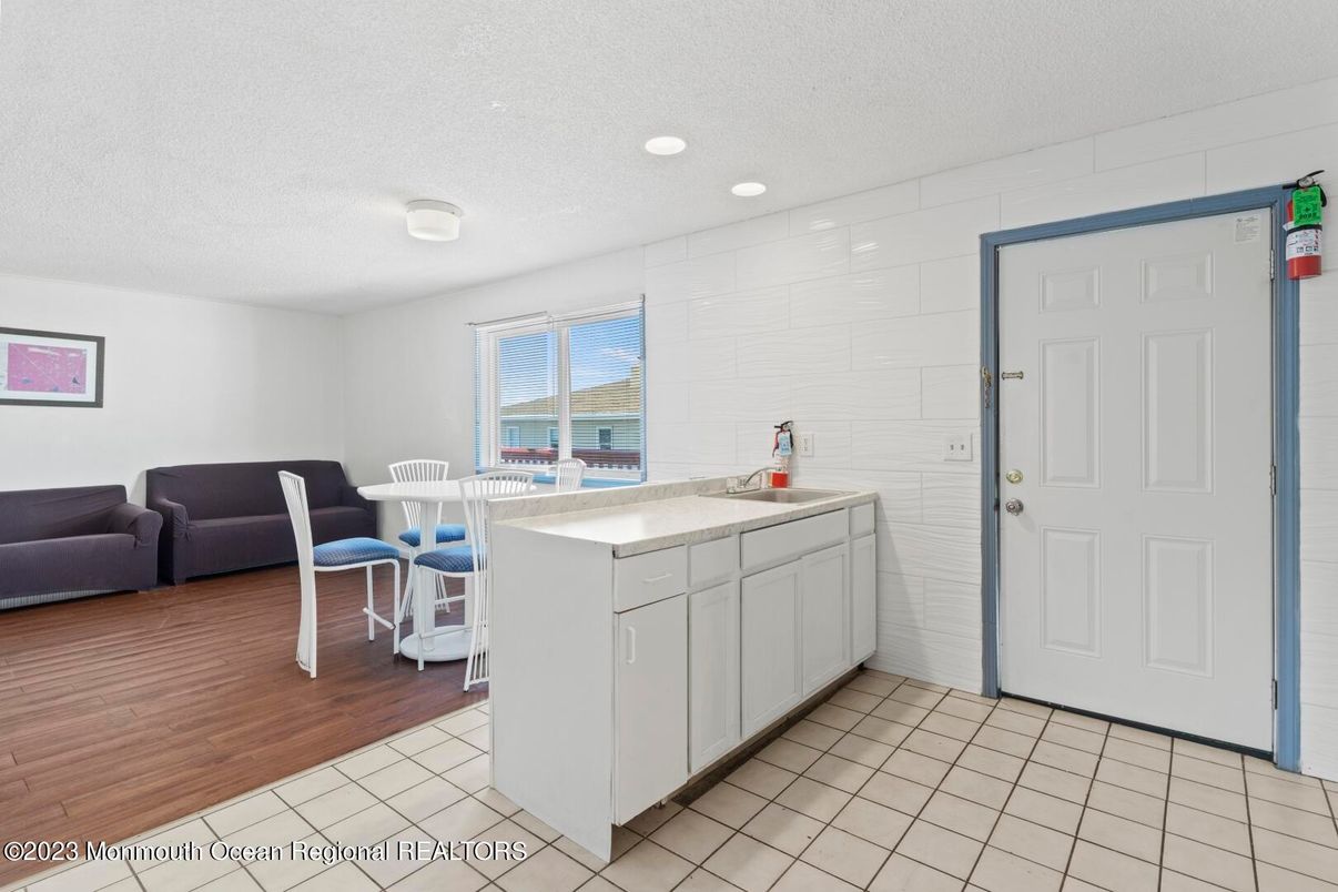 Dining room, Interior, Kitchen, Recessed Lighting, Wood Texture Flooring