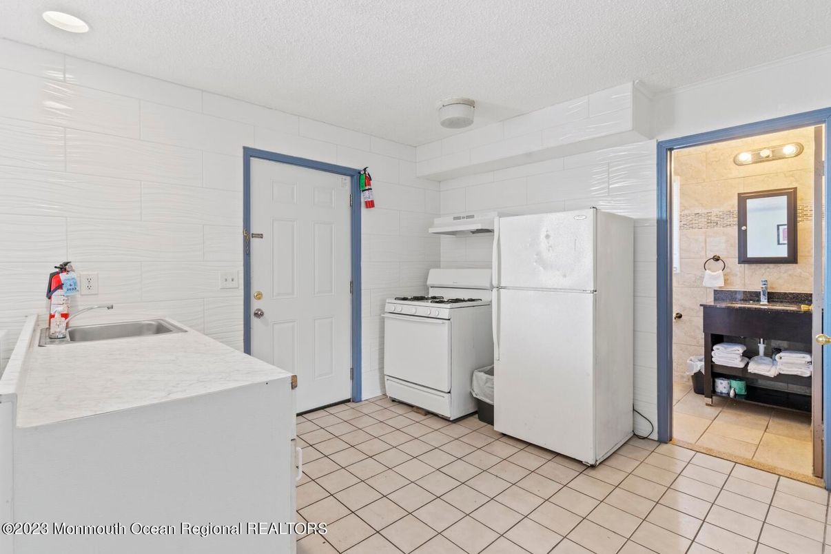Interior, Kitchen, Recessed Lighting, Washer