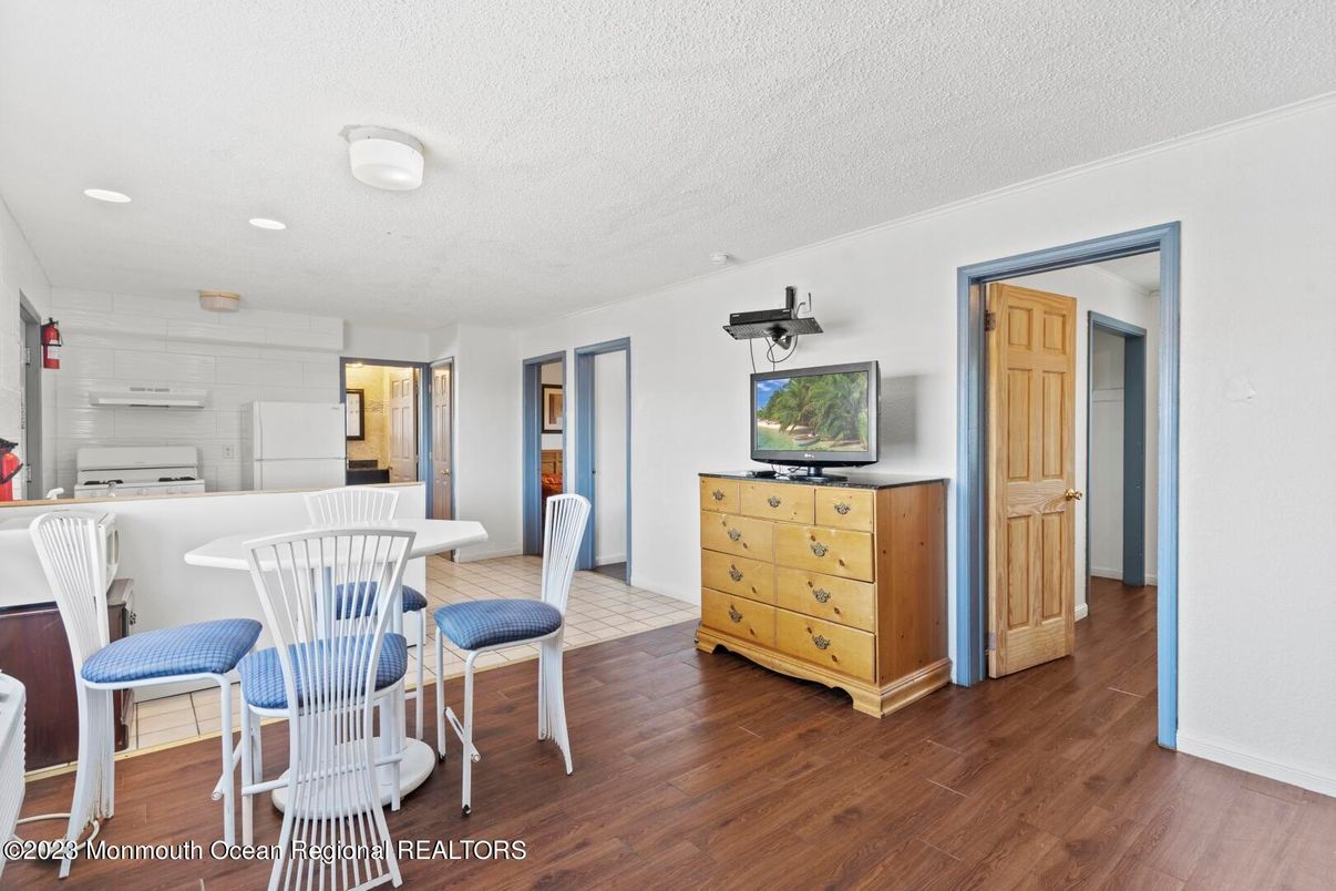 Dining room, Interior, Kitchen, Recessed Lighting, Wood Texture Flooring