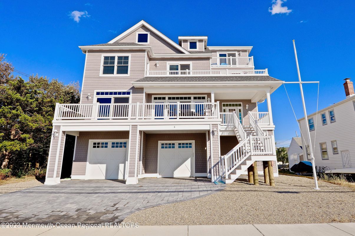 Attached, Exterior, Facade, Queen Anne Victorian