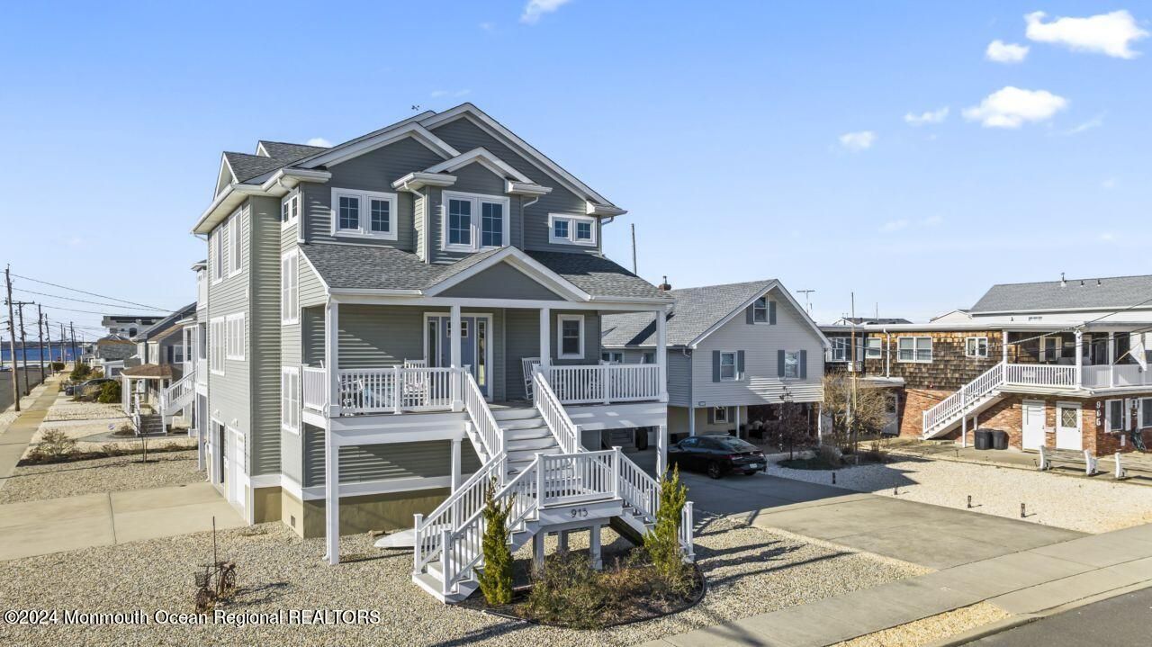 Exterior, Facade, Queen Anne Victorian