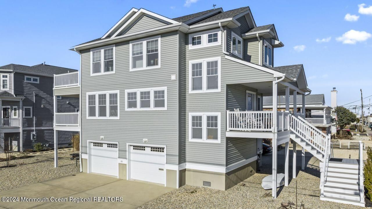 Attached, Exterior, Facade, Queen Anne Victorian