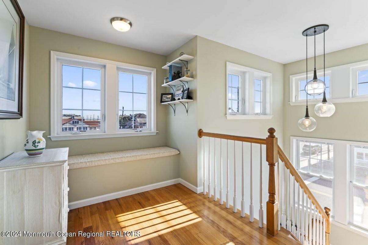Interior, Pendant Lights, Wood Texture Flooring