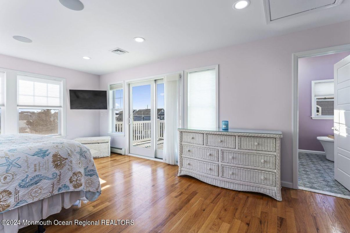 Bathroom, Bedroom, Interior, Recessed Lighting, Wood Texture Flooring