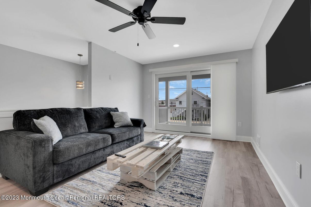 Interior, Living room, Pendant Lights, Recessed Lighting, Wood Texture Flooring