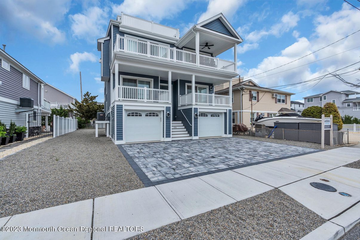 Attached, Exterior, Facade, Queen Anne Victorian