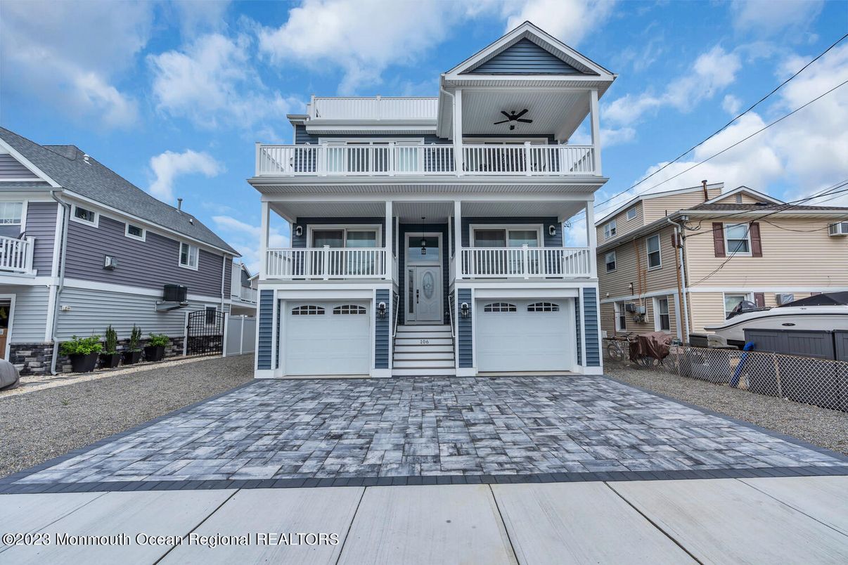 Attached, Exterior, Facade, Queen Anne Victorian