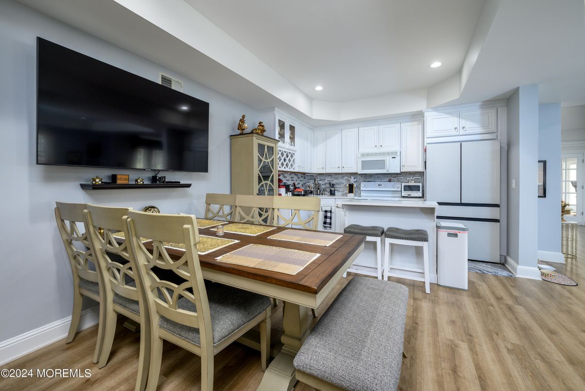 Dining room, Interior, Kitchen, Recessed Lighting, Wood Texture Flooring