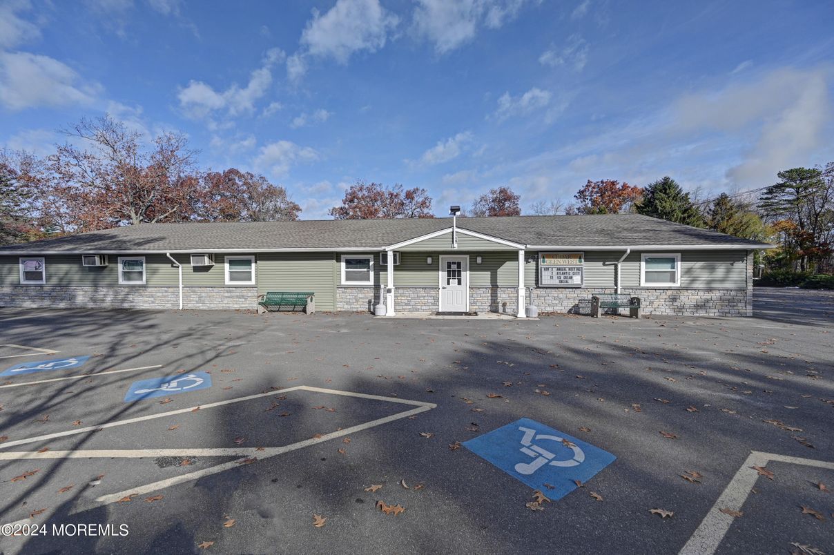 Exterior, Facade, Ranch