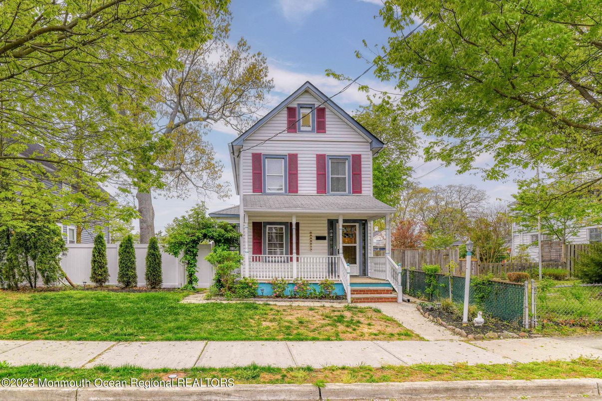 Exterior, Facade, Queen Anne Victorian