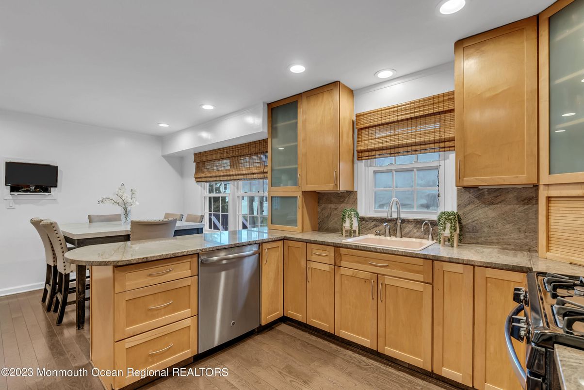 Dining room, Interior, Kitchen, Recessed Lighting, Wood Texture Flooring