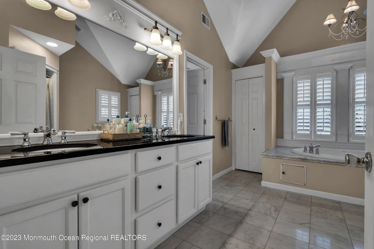 Bathroom, Dual Sink Vanities, Interior, Recessed Lighting